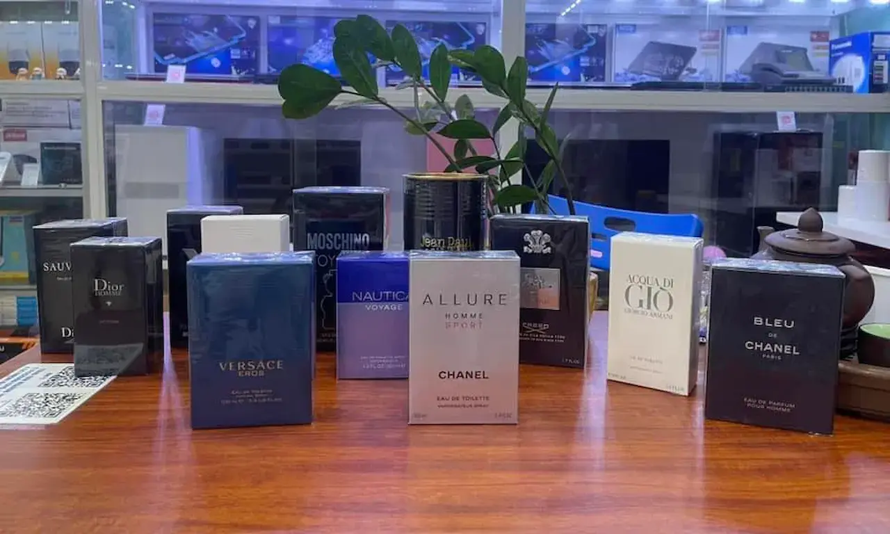 Bb Perfume Trân Trọng Giới Thiệu Với Các Bạn 1 Dòng Sản Phẩm Dung Dịch Vệ Sinh Mới Dành Cho Các Bạn Nam Với Ba Mùi Hương Khác Nhau, Giúp Cậu Bé Luôn Sạch Sẽ Thơm Tho Nè.